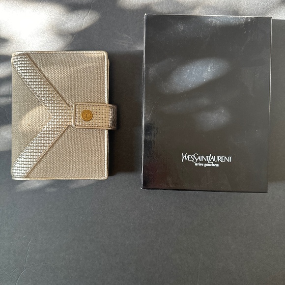 Yves Saint Laurent - Picture 1 of 5